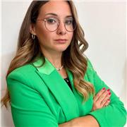 Laureata in giurisprudenza offre lezioni di diritti e altre materie umanistiche agli studenti